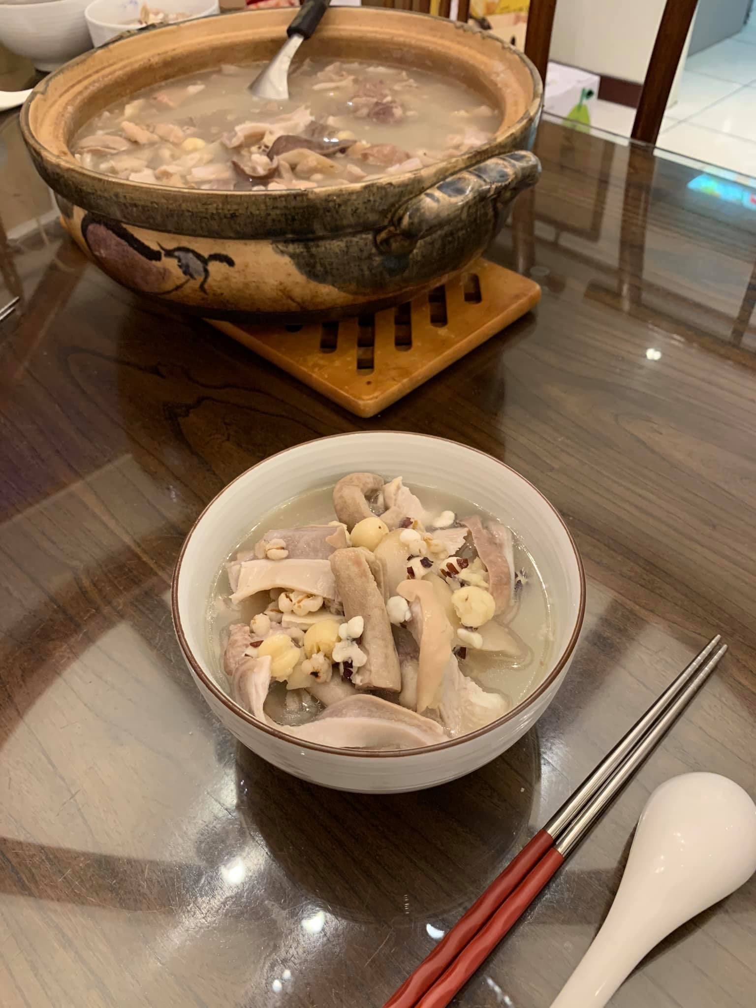 秋天尚白,最適合吃奶白色的四神湯。