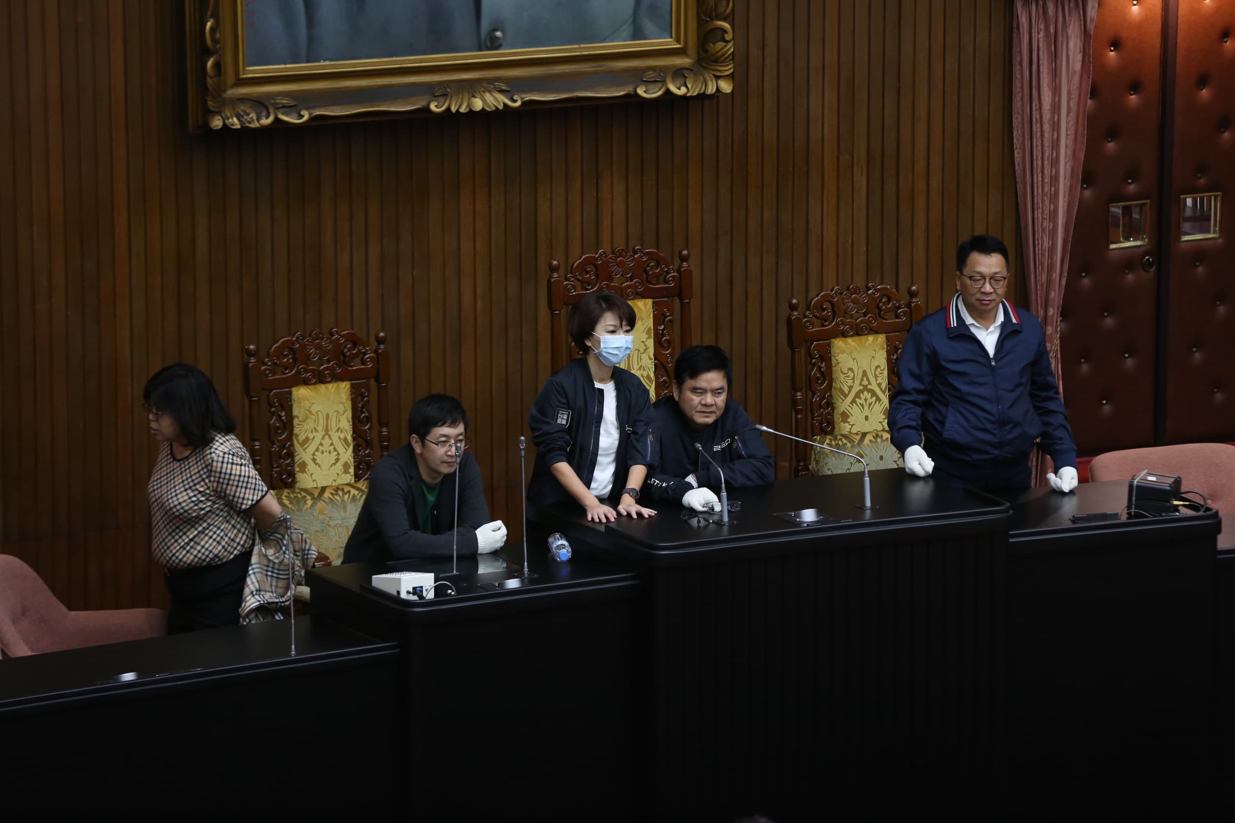 民進黨立委啟動議場前夜宿排班,要確保今天議事順暢進行,一早便占領主席台。