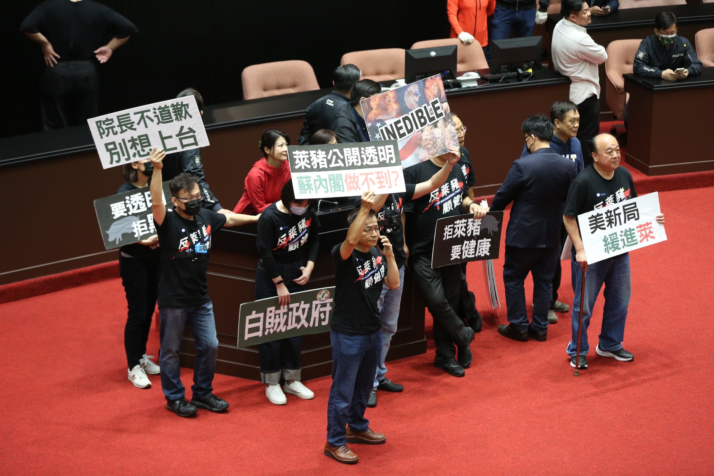 國民黨團再次於議場上舉標示,要求蘇貞昌道歉。