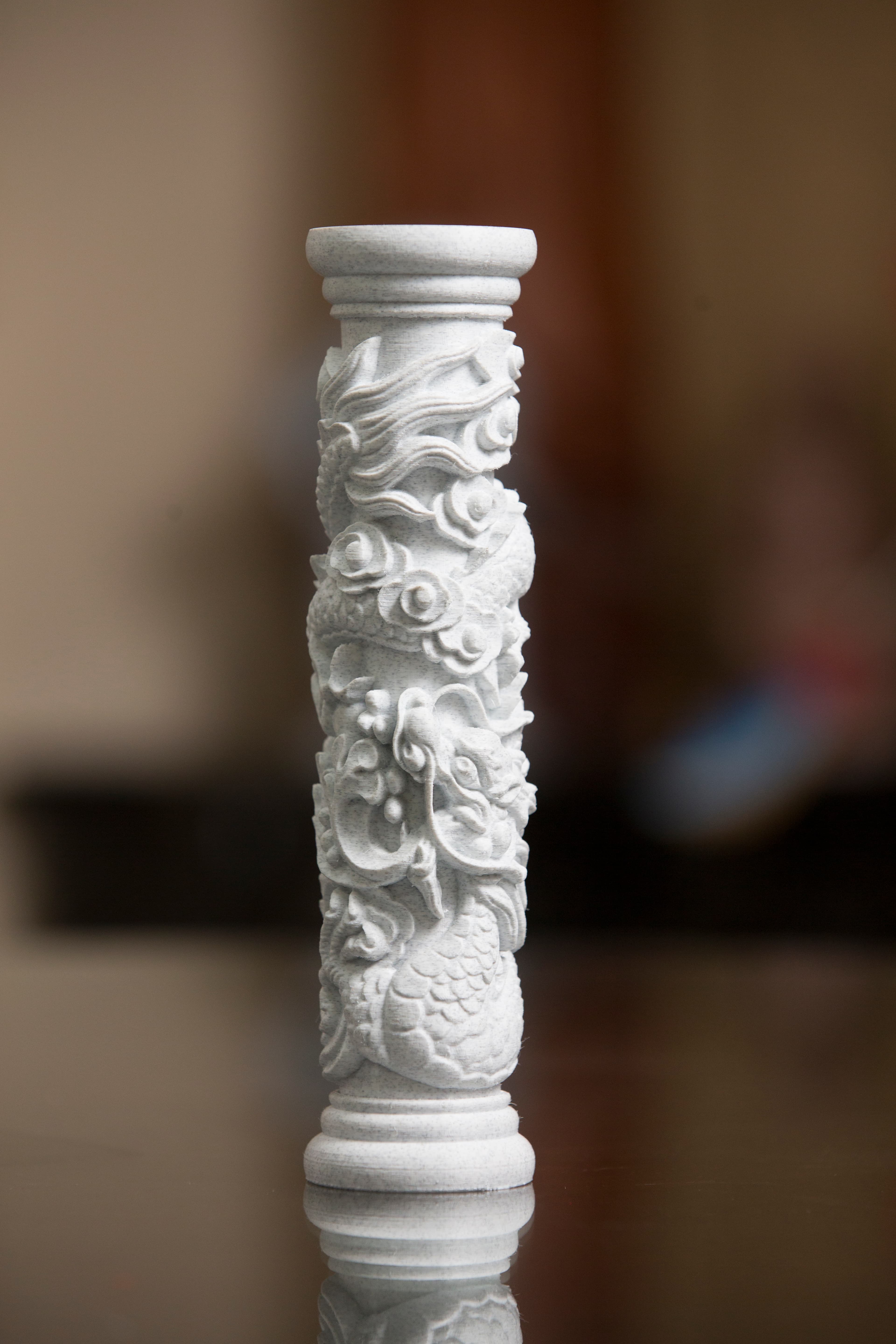 林建誌利用3D列印，可輸出小型的龍柱等產品，再翻模、等比例放大。