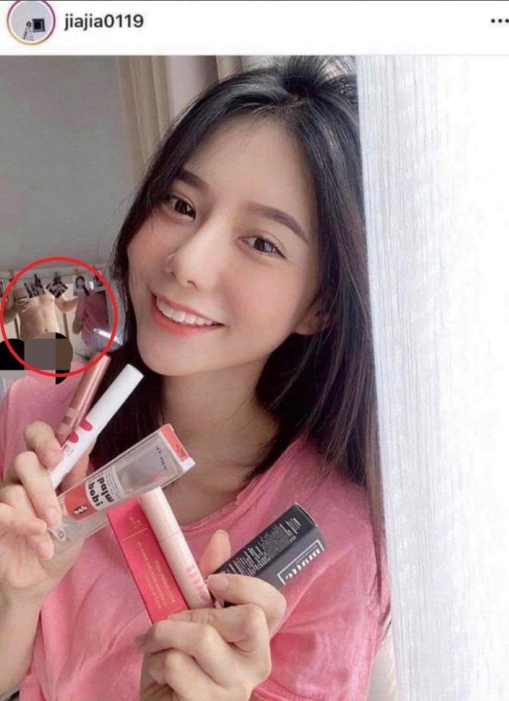網紅家家今年9月就曾上傳美妝業配照時,驚見裸男入鏡。(翻攝自家家IG)