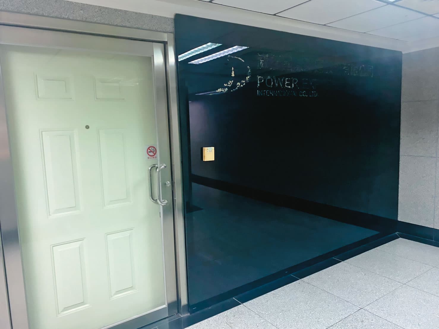 李佳霈與前夫創立的崴捷航運公司因積欠龐大債務,原址已人去樓空。