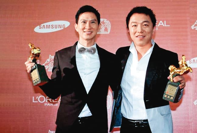 2009年金馬獎的影帝項目,也曾在評審正式投完票後又翻盤,最後黃渤(右)、張家輝(左)並列影帝。(東方IC)