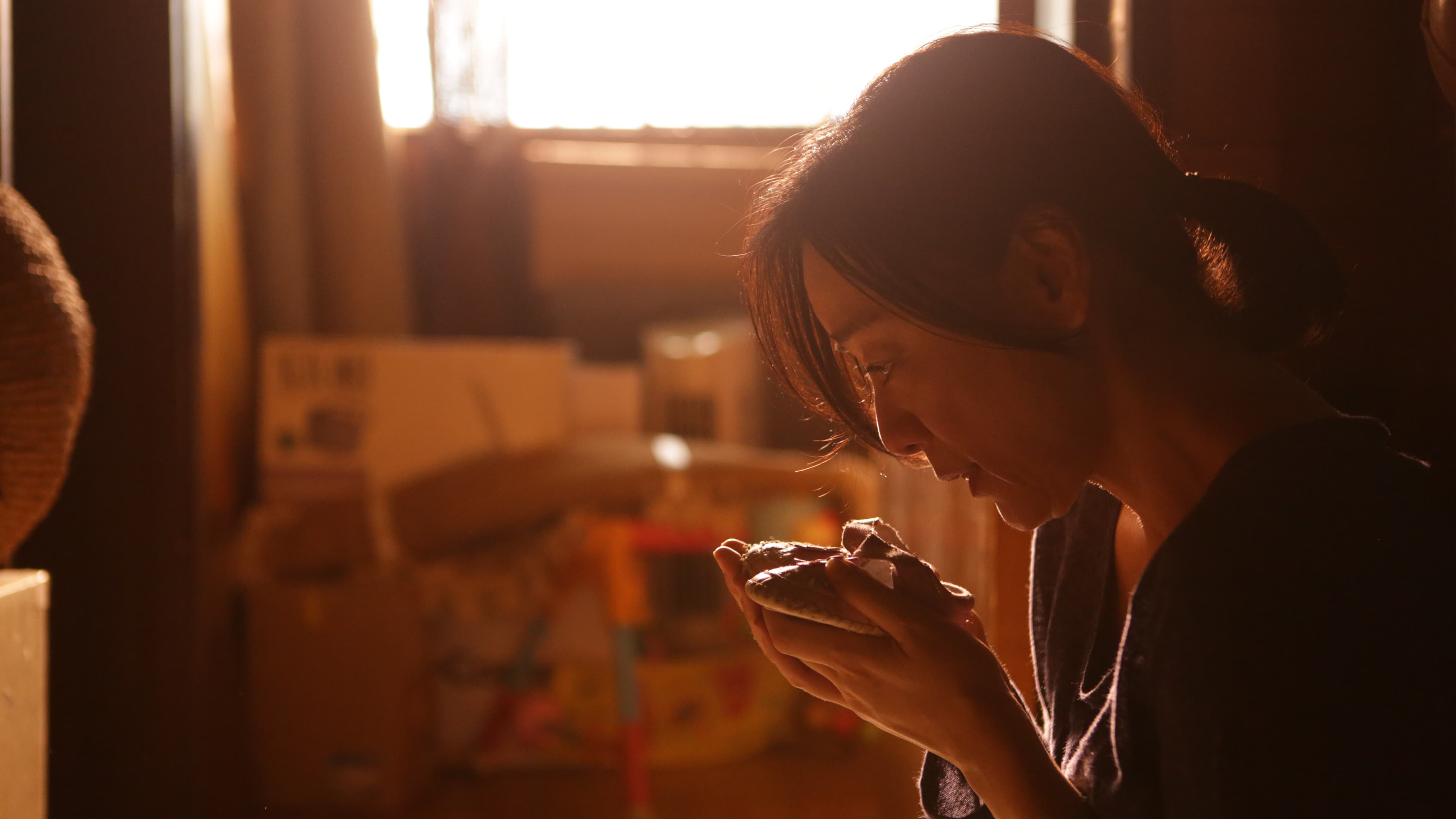 神野三鈴在片中詮釋過度保護女兒的母親,也因女兒腦性麻痺而感到自責。(Rabbit House提供)