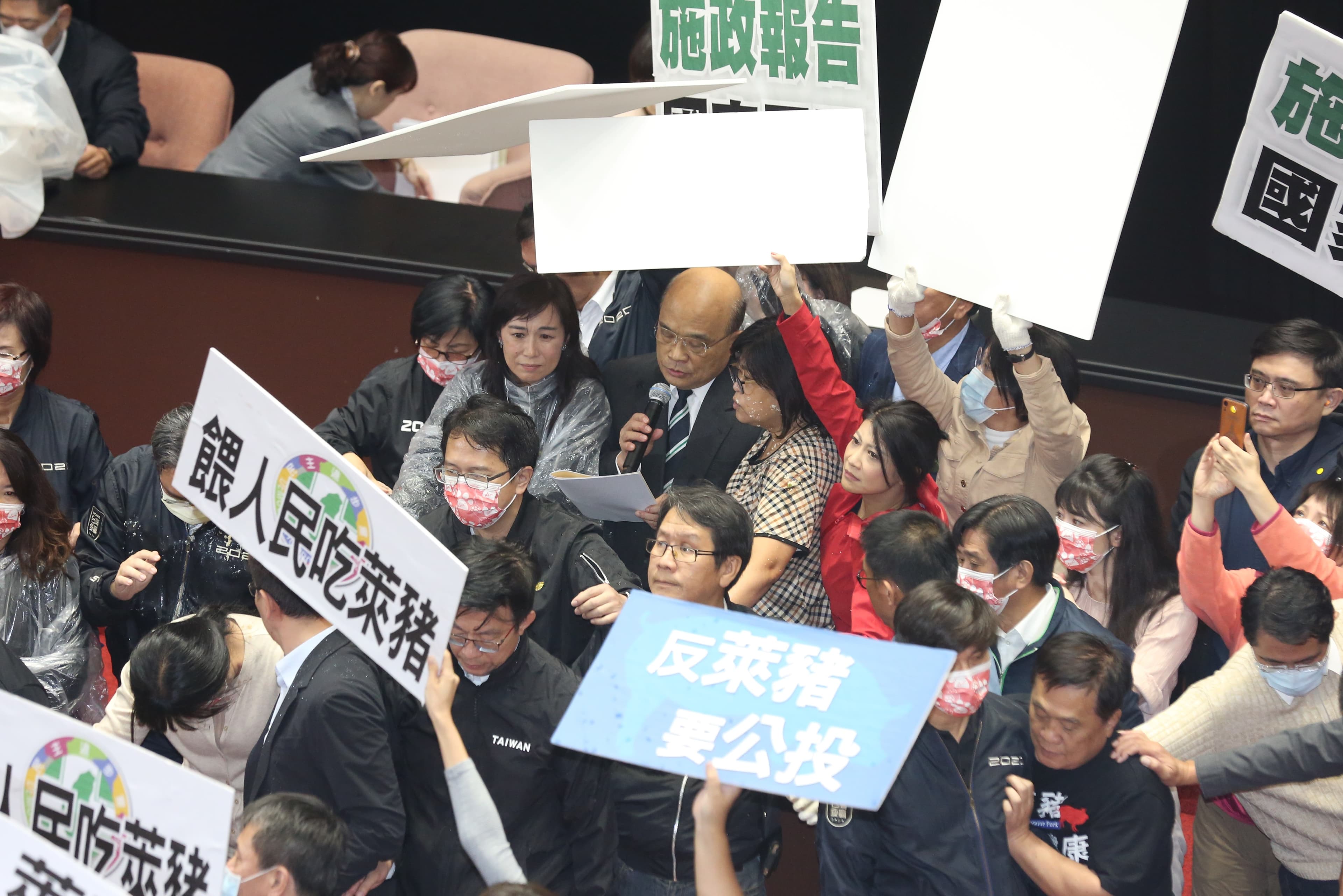 國民黨團晚間發聲明反擊,強調用豬雜碎潑議場,是為突顯蔡政府的施政無能,以及突顯基層小市民的無奈,「剛好而已」。