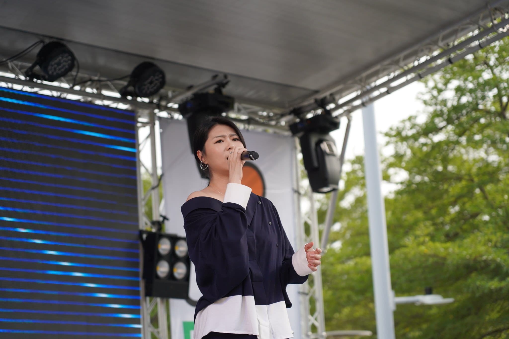 金曲歌后曹雅雯演唱新歌〈鹹淡〉,用歌聲與行動力挺同志權益。(高雄同志遊行提供)