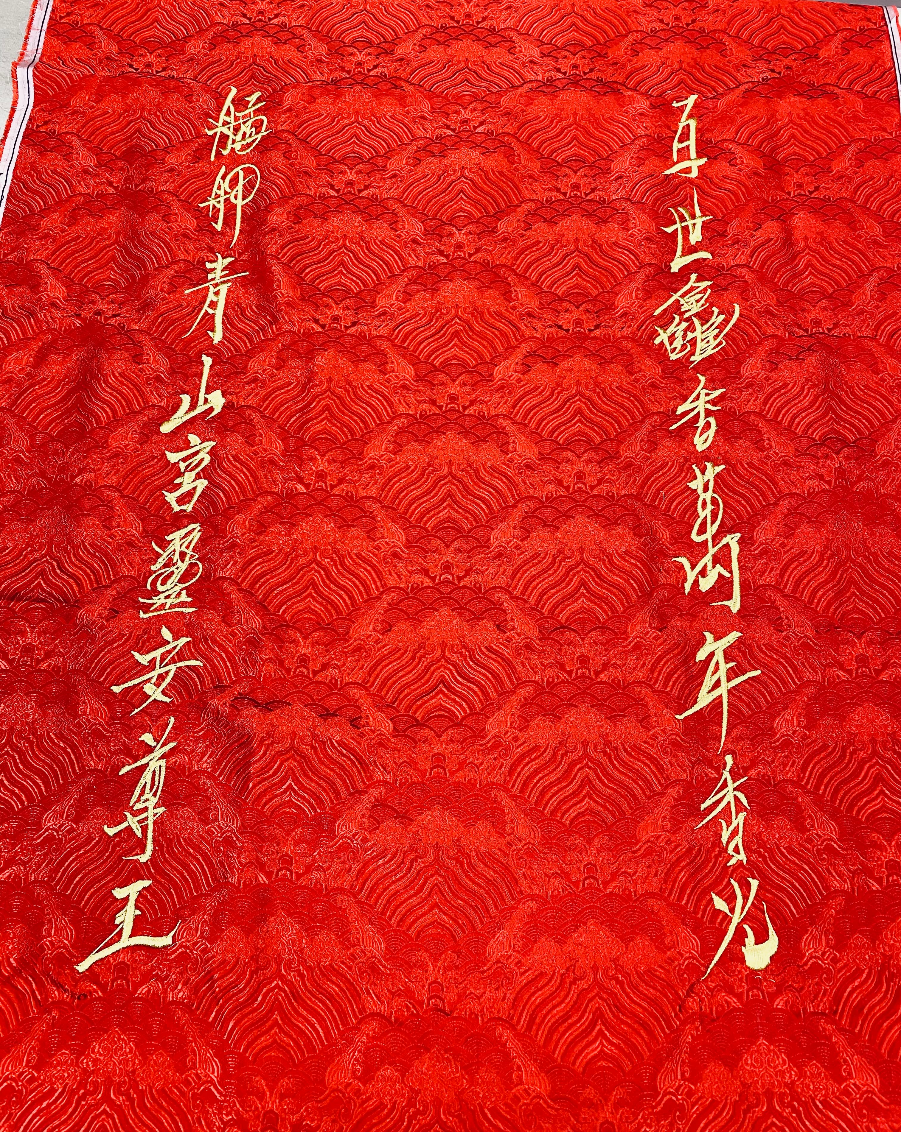 紅綾左右兩邊的題字分別為「百世鑫香萬年香火」「艋舺青山宮靈安尊王」，則由為正副總統設計賀年卡的新銳設計師小子（廖俊裕）揮毫。（文化總會提供）