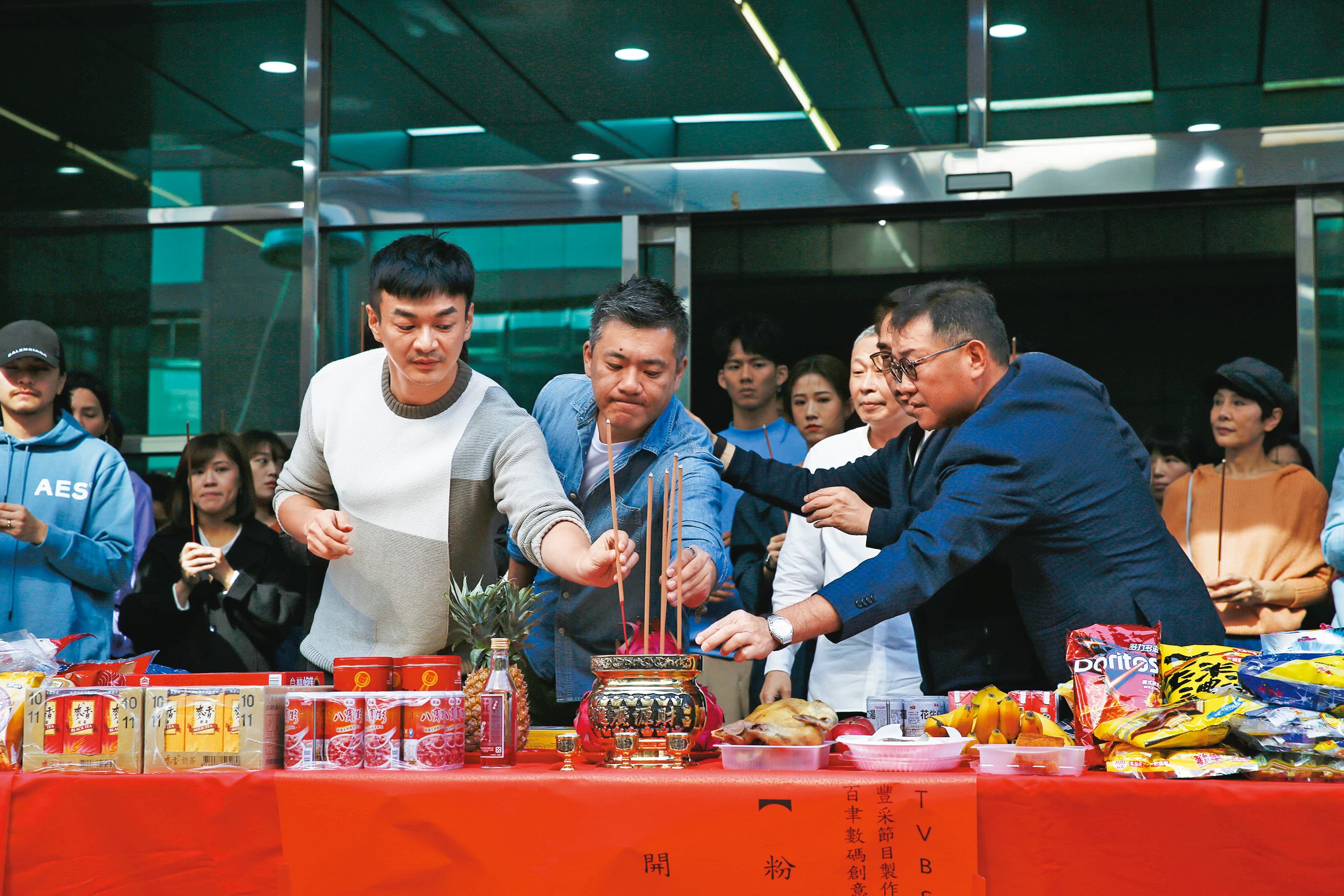 TVBS娛樂節目部總監戴天易（左1）出席《粉紅色時光》開鏡儀式，是促成與百聿數碼合製的推手。