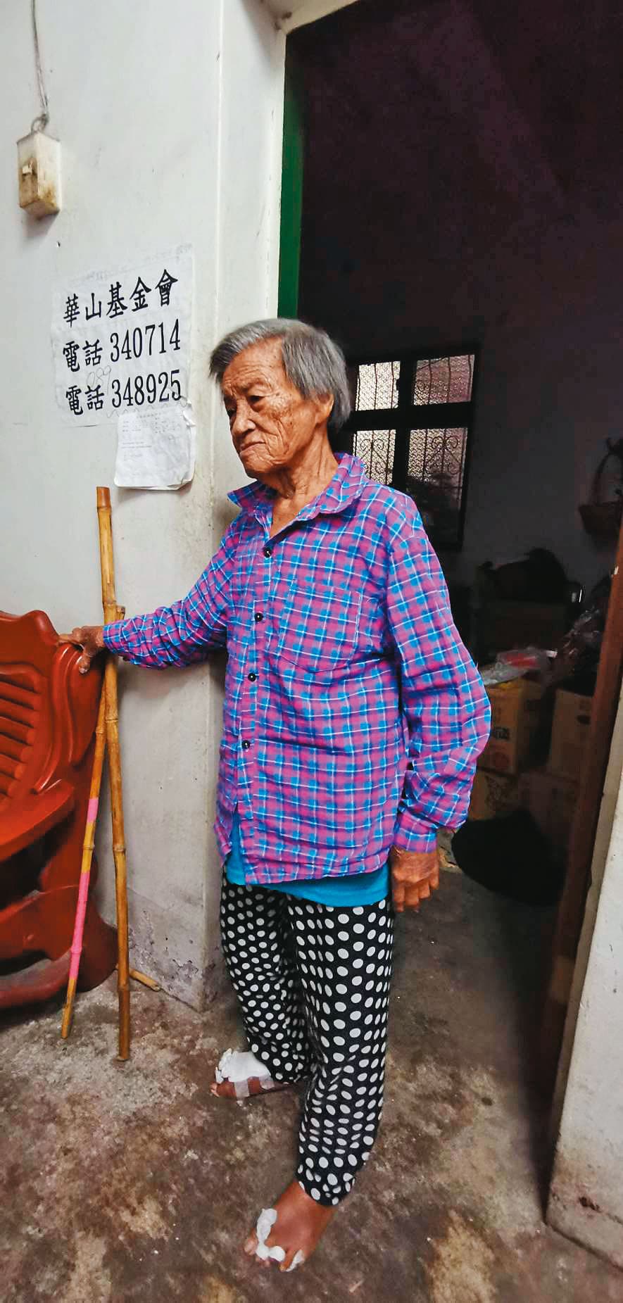 謝明珠因摔傷骨折,出院當天和我們視訊,腳上傷口仍包紮著。(牧心提供)