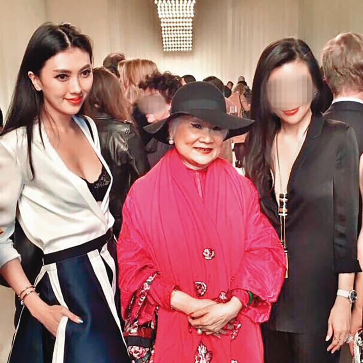 打著人氣名媛網紅的Doris(左),熱愛時尚活動,曾在party遇上王效蘭(中)也不忘合照po社群網站。(翻攝Doris ig)