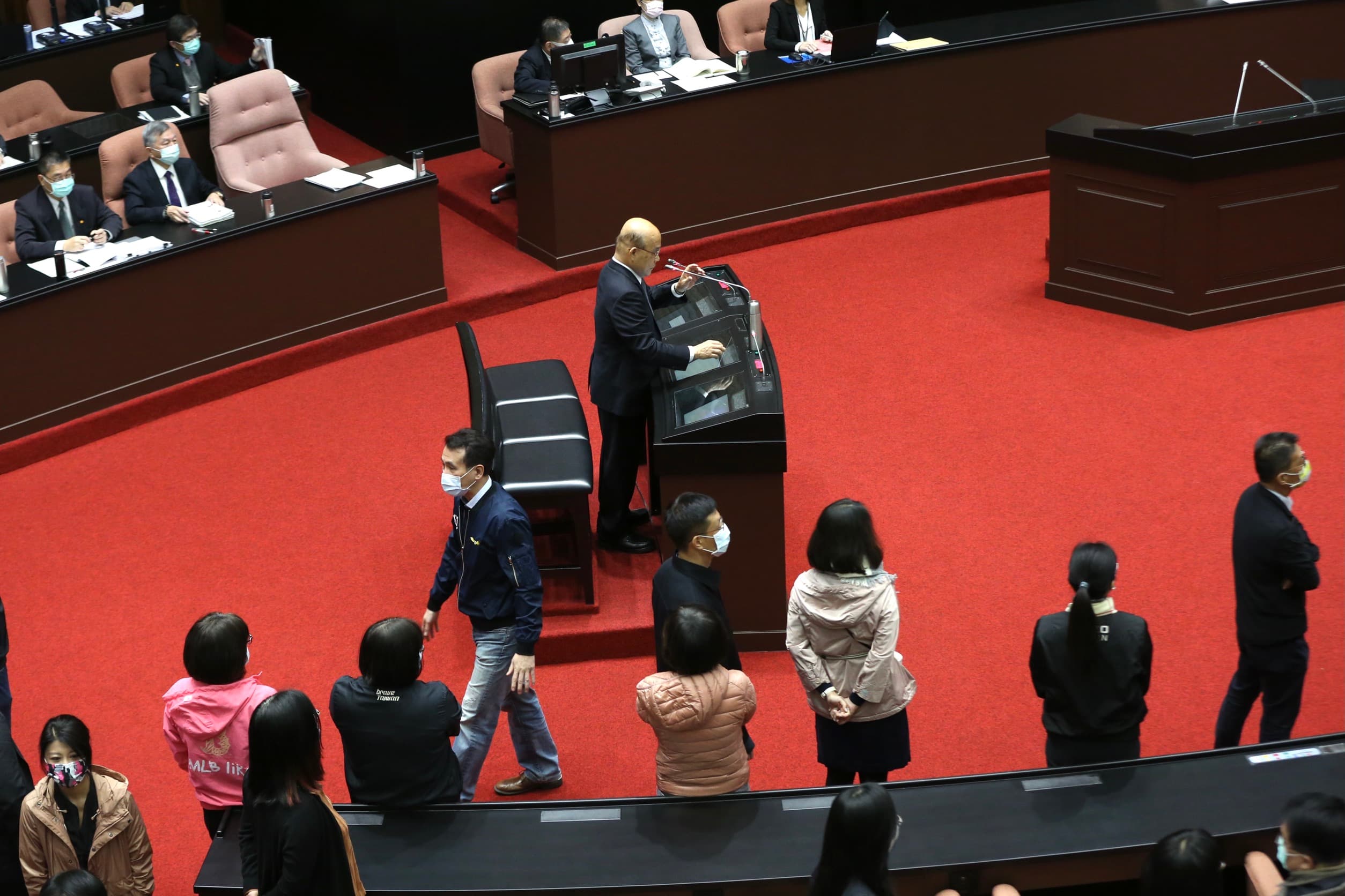 民進黨立委在蘇貞昌備詢時,仍在備詢台附近待命。
