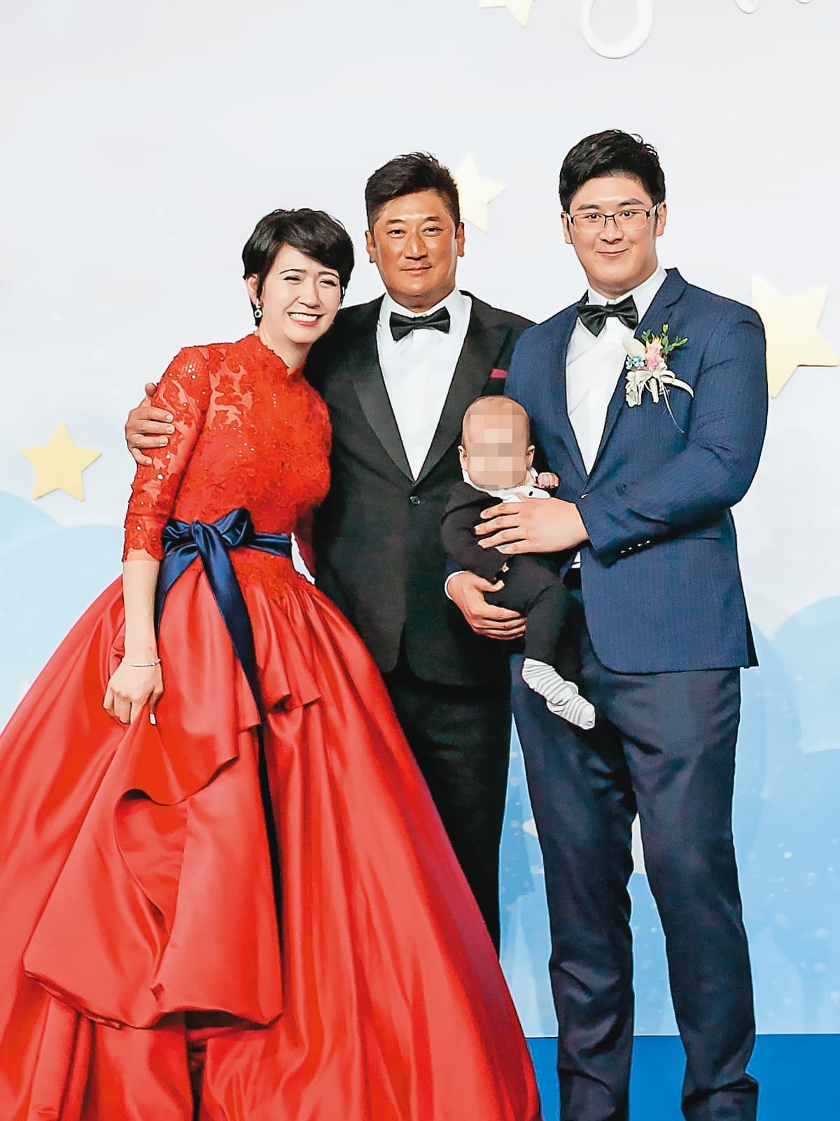 辜仲諒（中）兒媳木村香莉（左）有設計長才，婚紗也是自己設計。（讀者提供）