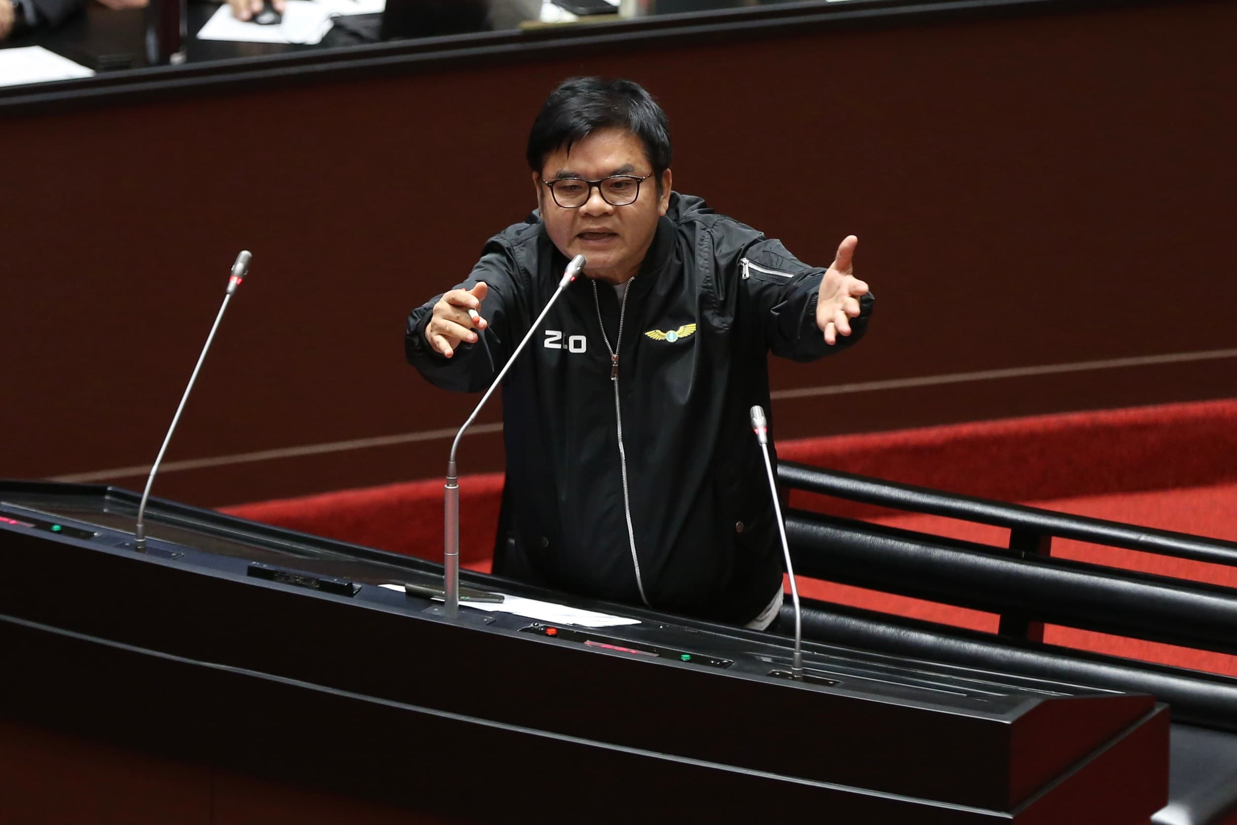 民進黨立委莊瑞雄針對勞動基金炒股案提出質詢。