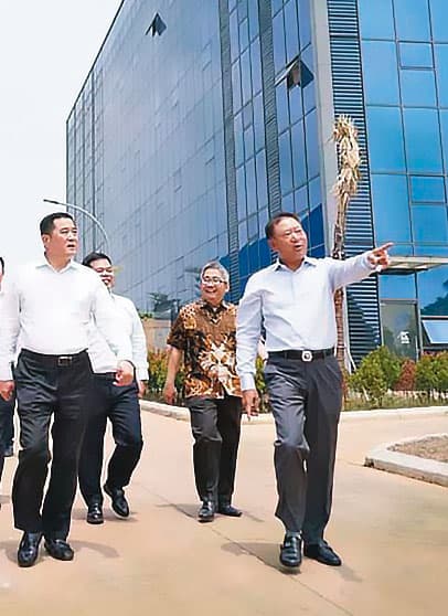 康友的幕後老闆王命亮(右1)仍藏身中國,在康友案爆發,公司高層相繼離職。(翻攝網路)