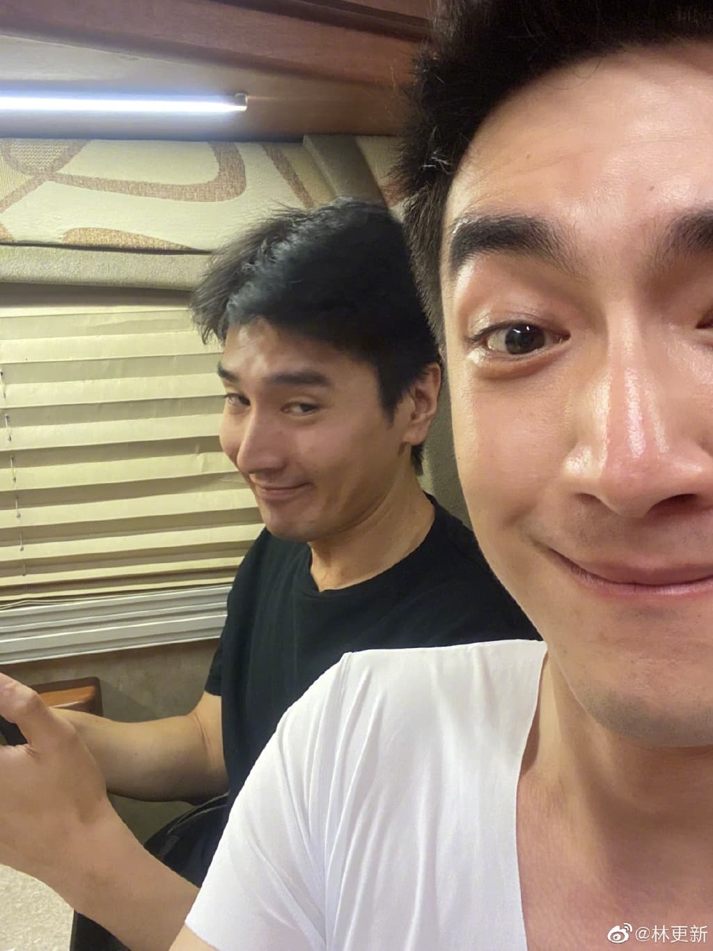 林更新(右)與趙又廷交情超好,經常公開互開玩笑。(翻攝林更新微博)