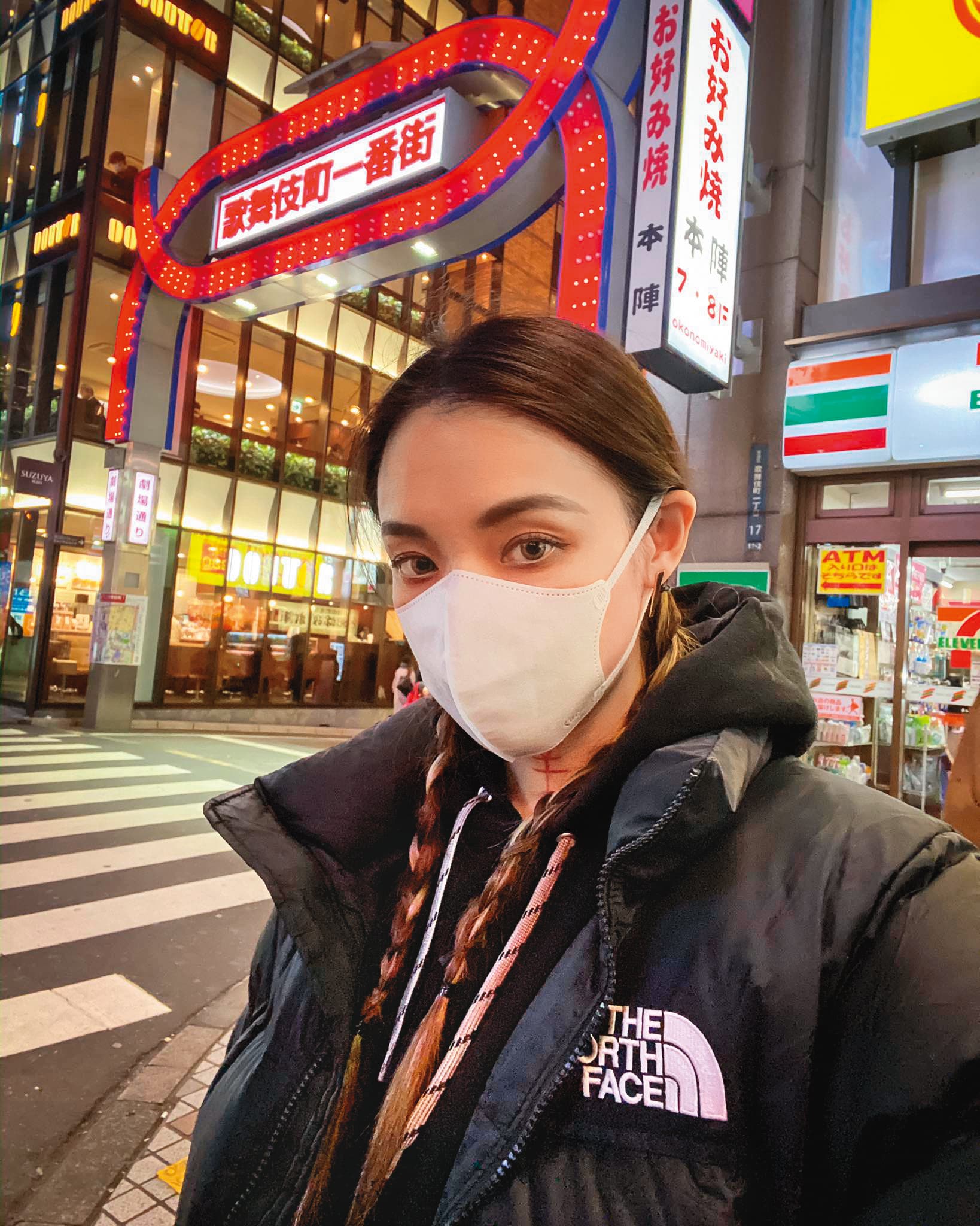 歐陽靖曾與RK吵到離家出走,跑去歌舞伎町流連;當初歐陽靖也因對日本疫情發聲,導致網民正負意見兩極。(翻攝自歐陽靖・裏東京生存記臉書)