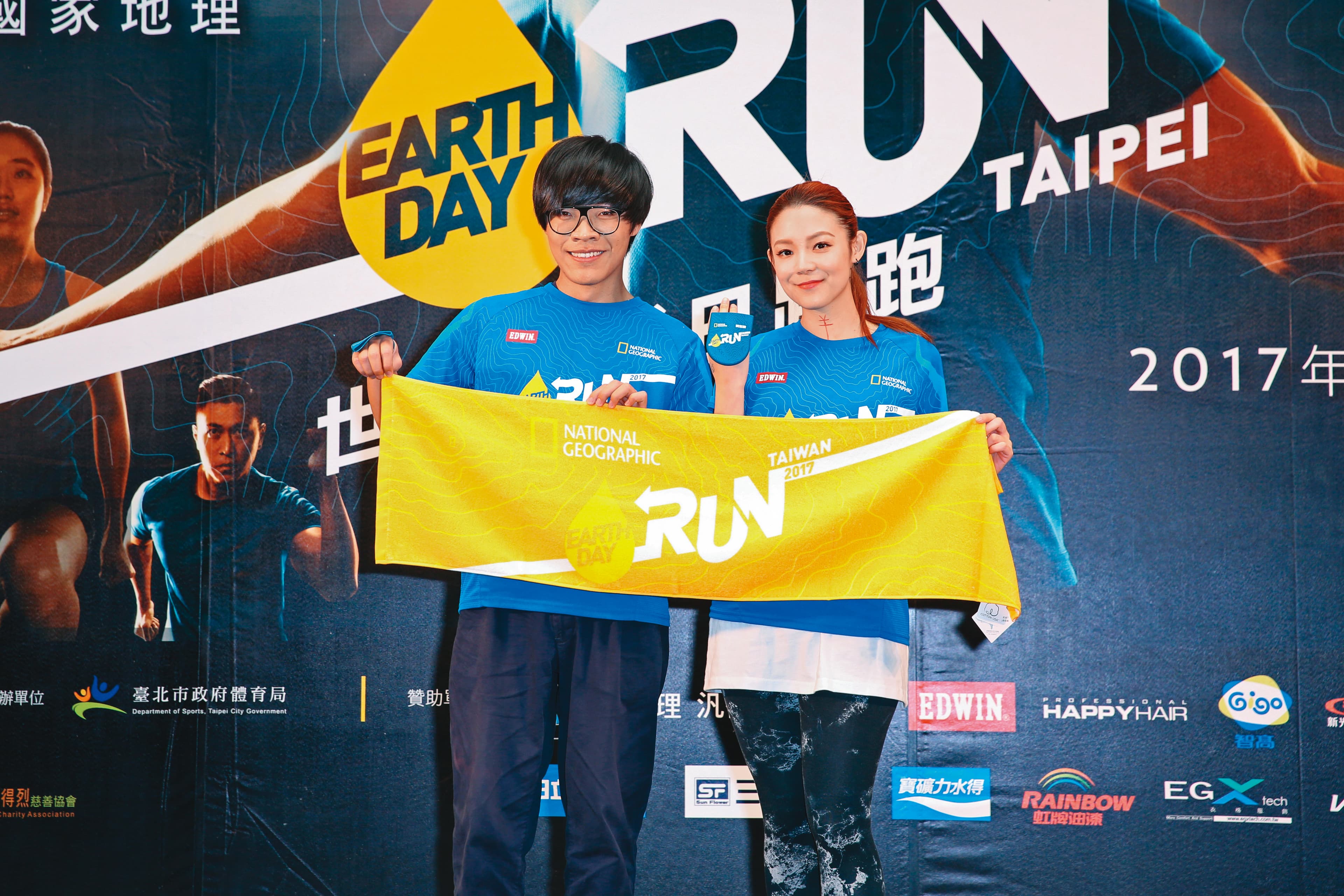 回到台灣之後,歐陽靖(右)偶爾會出席活動。左為盧廣仲。