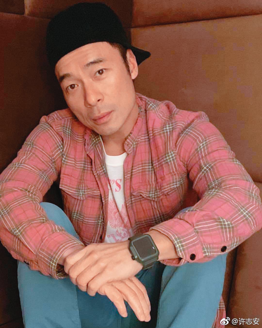 許志安背著老婆鄭秀文,偷吃小21歲的港姐黃心穎,至今未全面復工。(翻攝許志安微博)