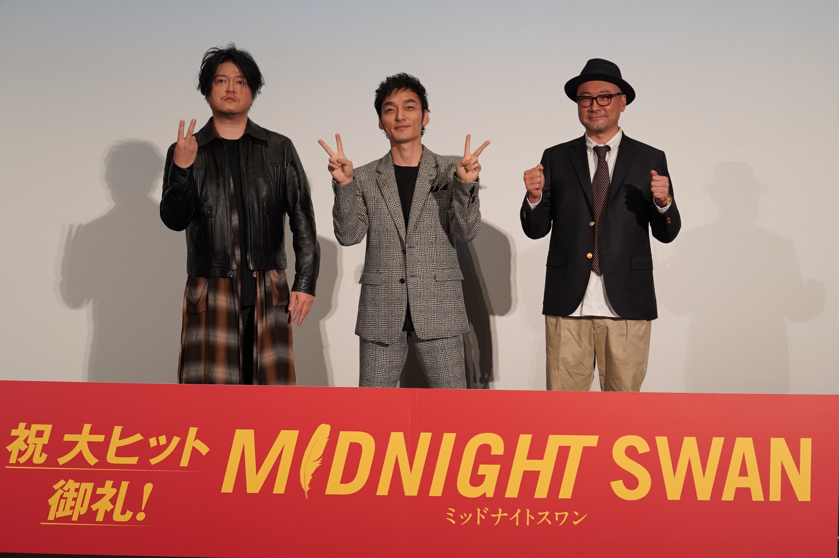 《午夜天鵝》票房開紅盤，草彅剛（中）和導演內田英治（右）以及負責配樂的澀谷慶一郎合體出席謝票活動。（翻攝自《午夜天鵝》Twitter）