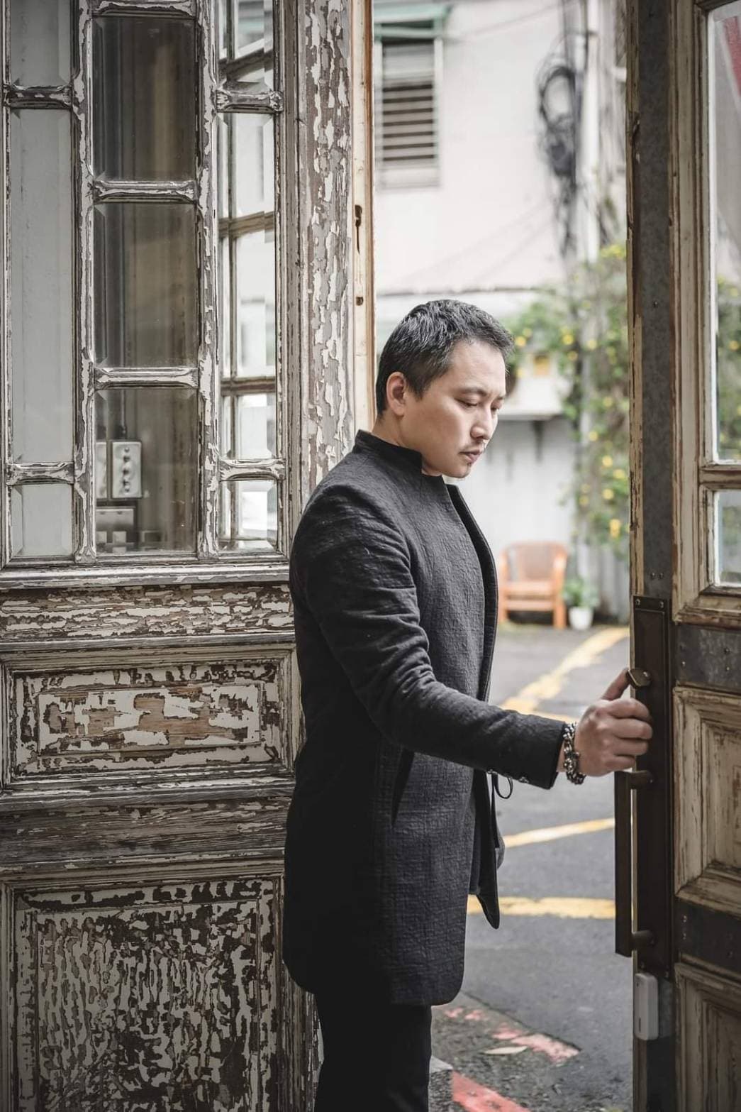 錢人豪開的咖啡廳擺設不少古董家具,古色古香氣息讓許多藝人聞風而至。(松露文創提供)