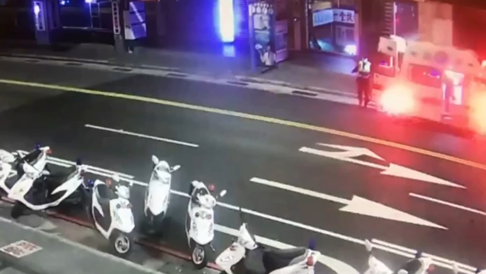 救護車到場將傷者送醫。(翻攝畫面)