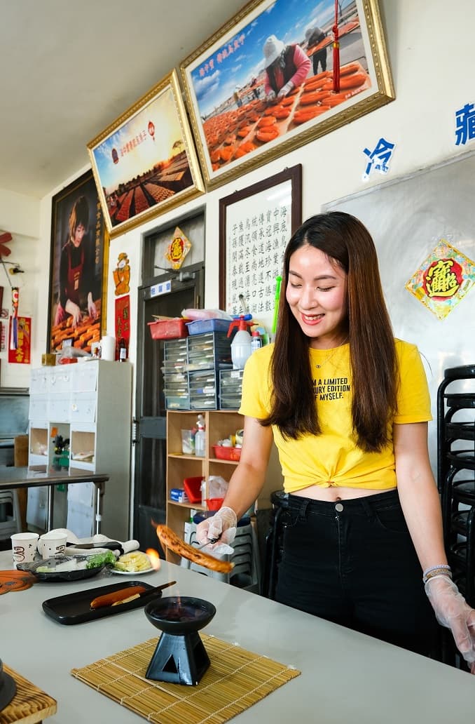 4位遊客即可體驗「烏魚火焰之舞DIY」。