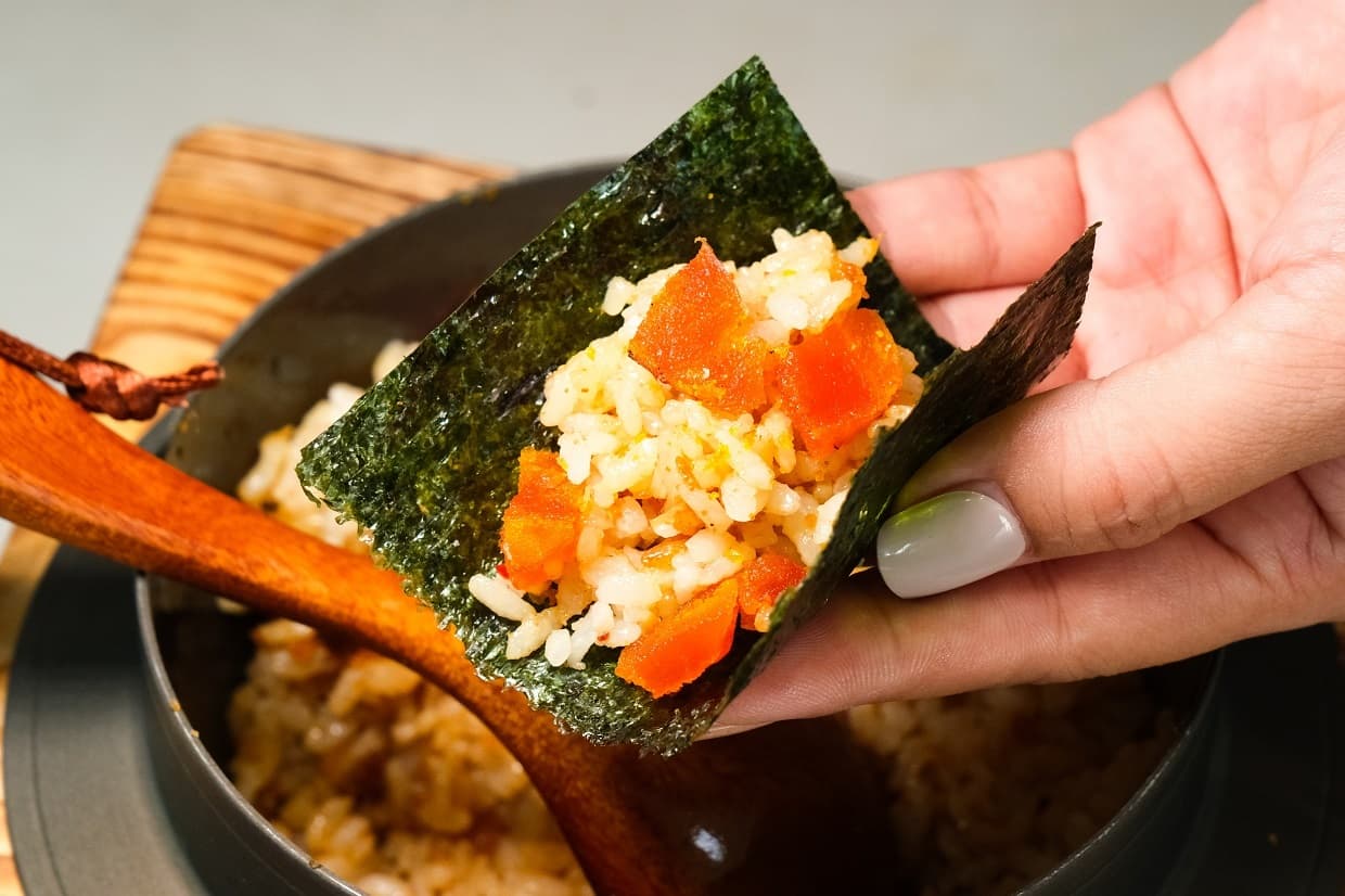 以海苔包裹大塊烏魚子的「烏魚子XO醬丼飯」,豪氣美味。