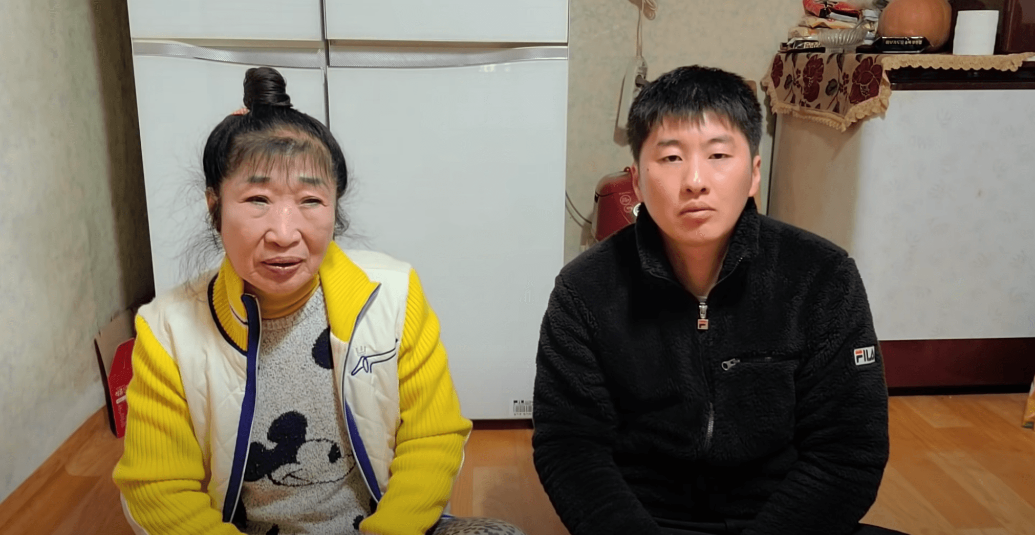 波仔（右）表示妻子（左）其實已經73歲。（翻攝自YouTube＠다정한부부）