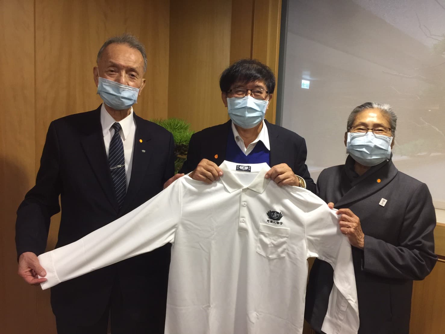 李伯璋署長(中)將利用公餘之時,為偏遠貧困地區病患義診「守護偏鄉、守護愛」,志願付出醫療專業與關懷的人醫會團隊。(慈濟提供)