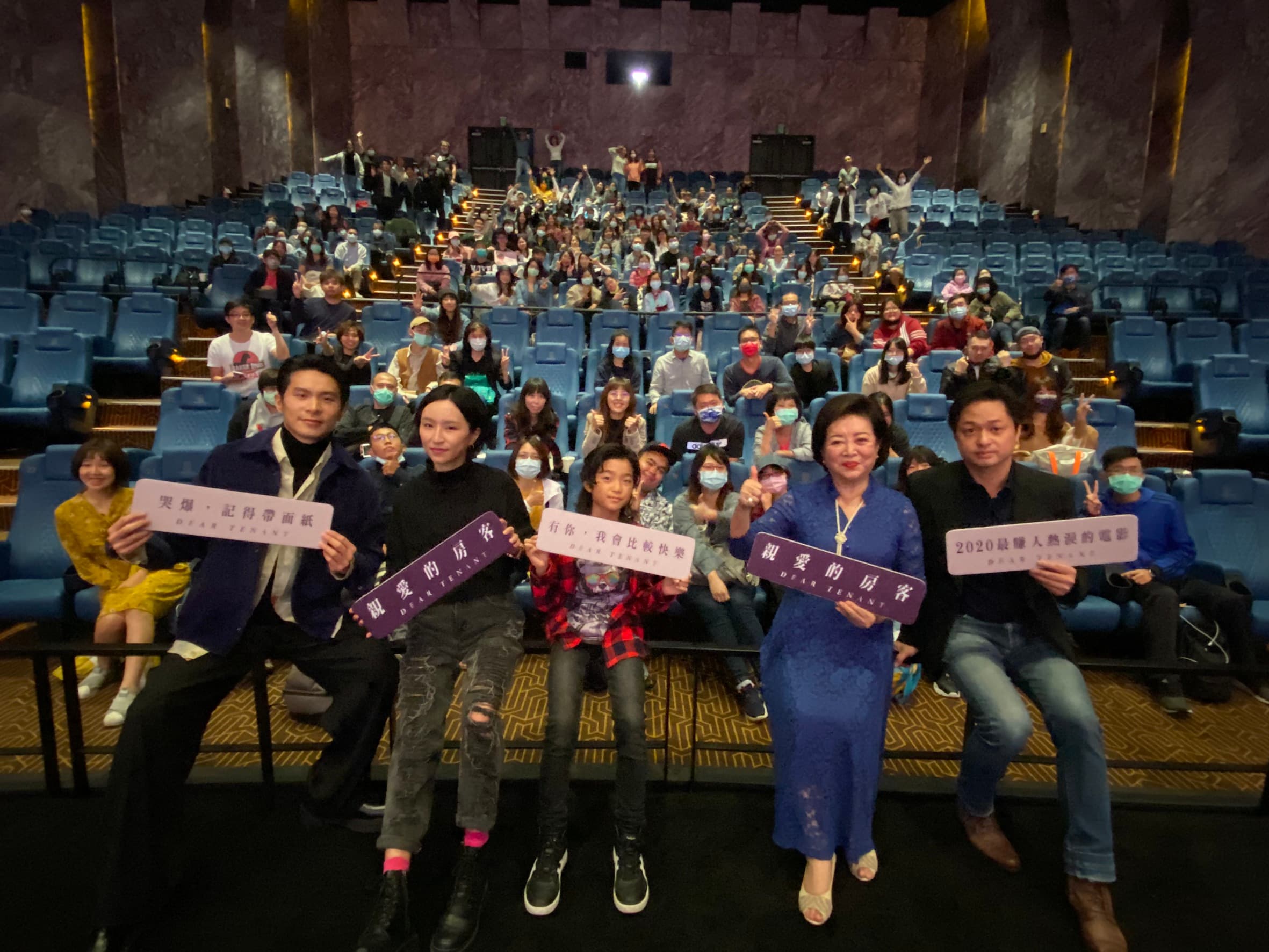 最近人氣爆棚的金馬影后、女配角得主陳淑芳(右2),出席映後帶隊催票。左起為姚淳耀、法蘭、白潤音和鄭有傑。(牽猴子提供)