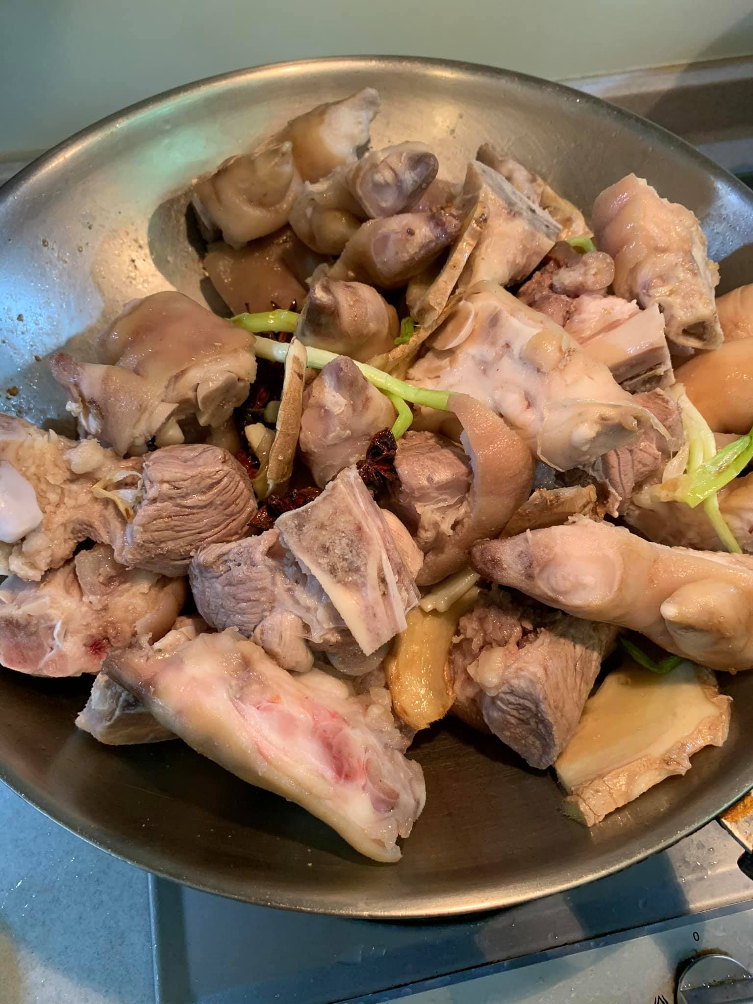 滿滿一鍋豬腳,炒的時候要有耐心。