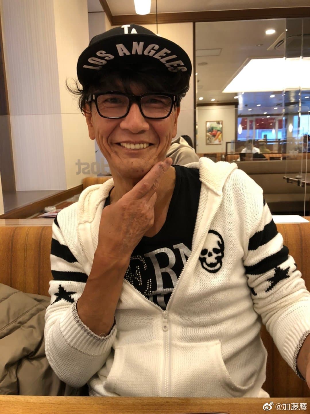 加藤鷹近日po出近照,手指發黑狀態改善,但有粉絲留言:「金手指有點萎縮了」。(翻攝加藤鷹微博)