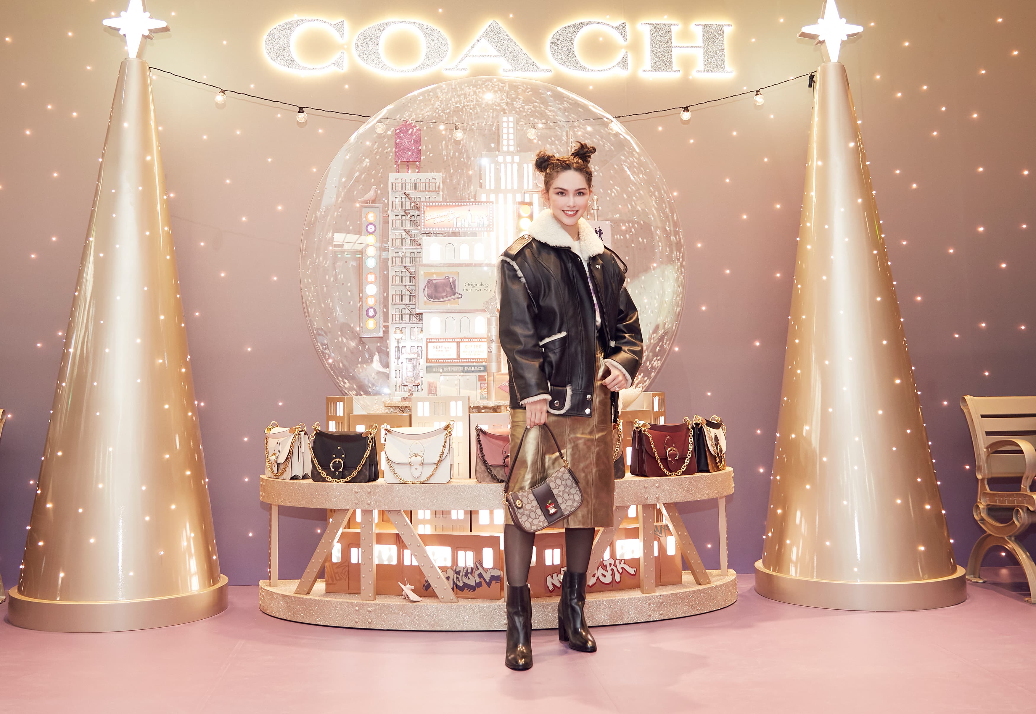 COACH品牌摯友昆凌現身全球唯一限定主題快閃店時,大推Swinger的好用。(COACH提供)