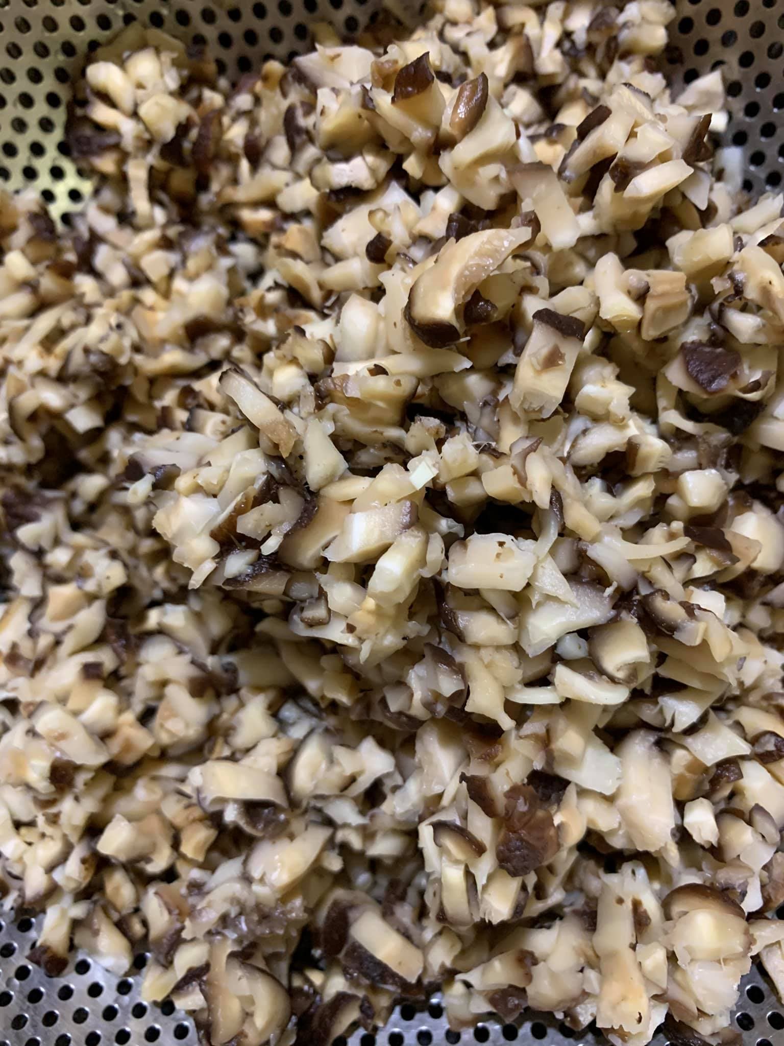 香菇泡水後切丁。