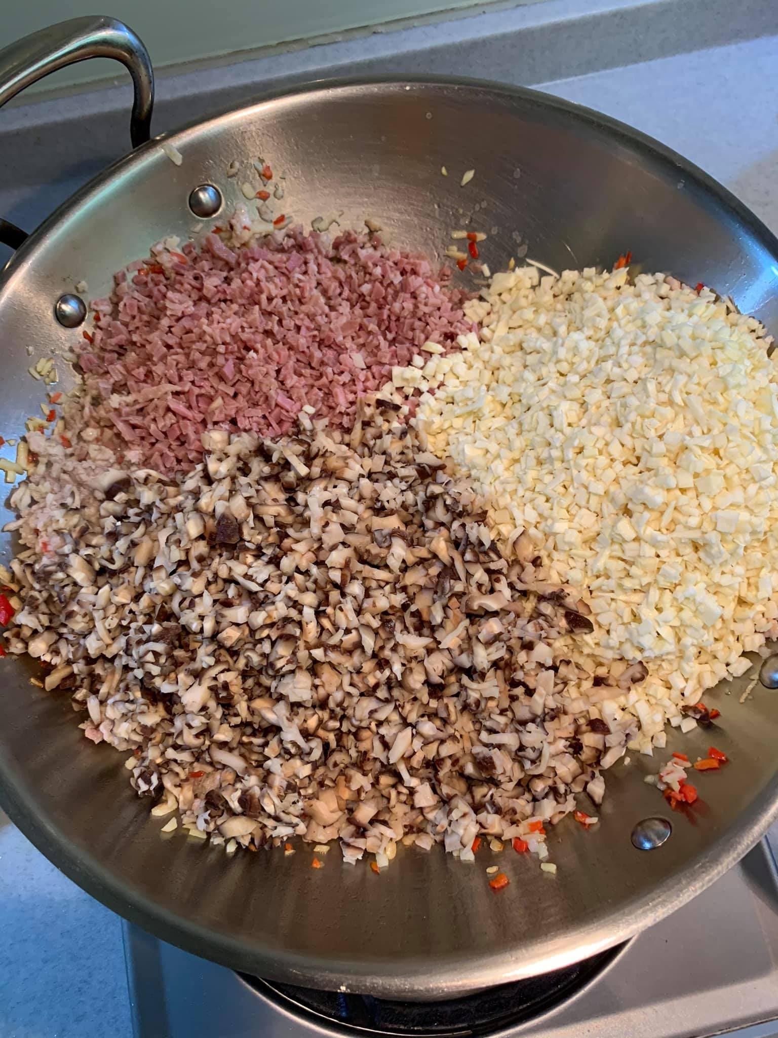 火腿、香菇、冬筍，三丁入鍋同炒。