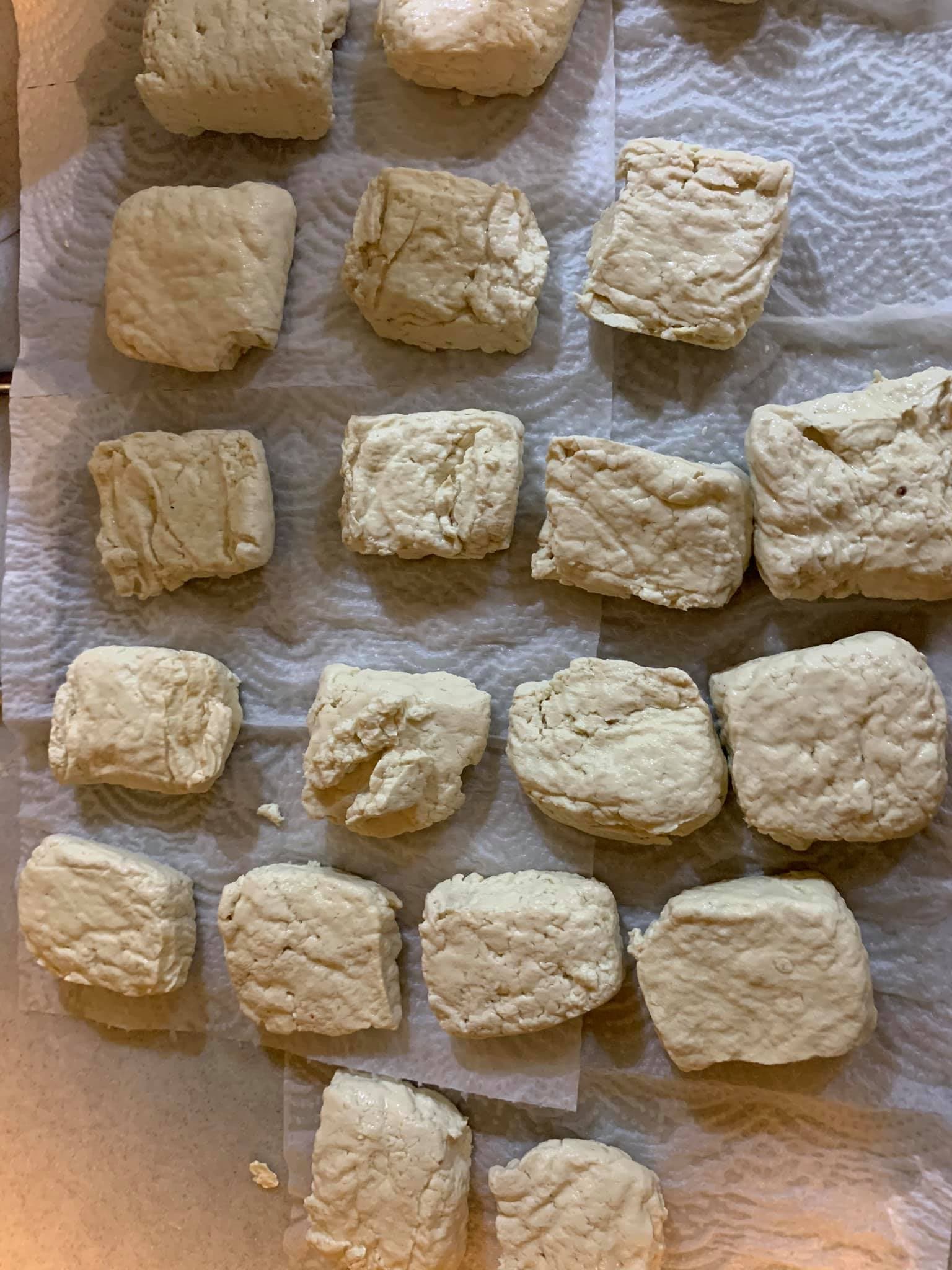 臭豆腐漂水後擦乾。