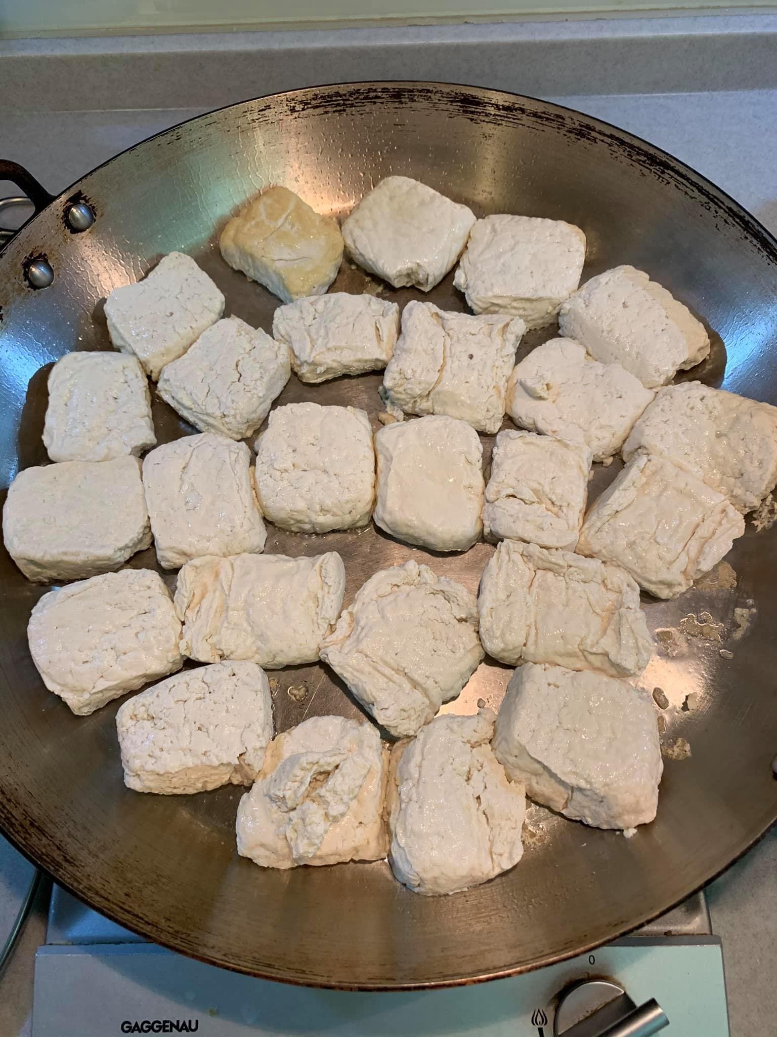 將臭豆腐入鍋一面煎黃，另一面略煎上色。