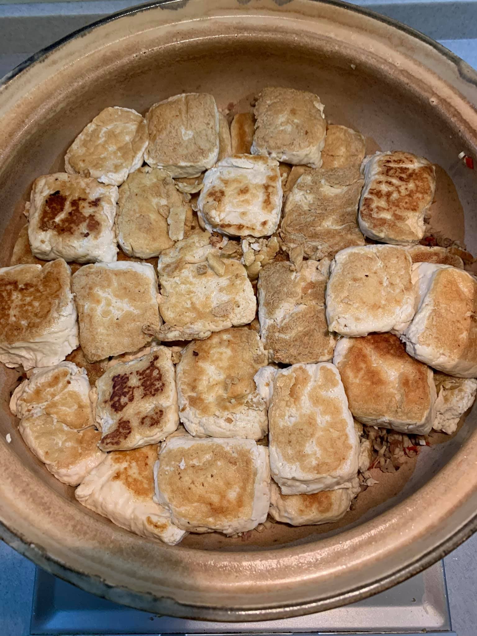 臭豆腐太多了，排兩層。