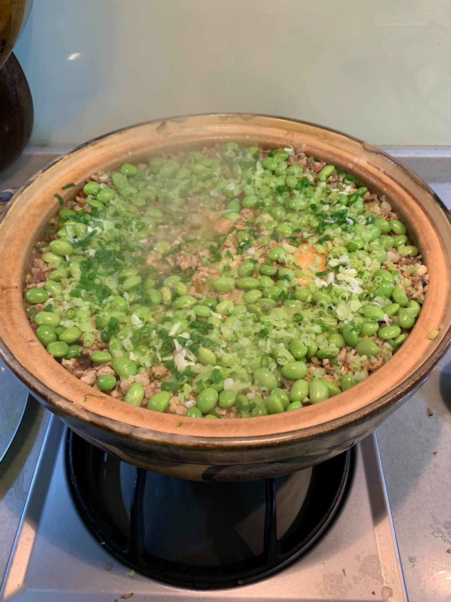 只要毛豆熟了，即可撒上蔥花、芹菜末，燜5分鐘上桌。