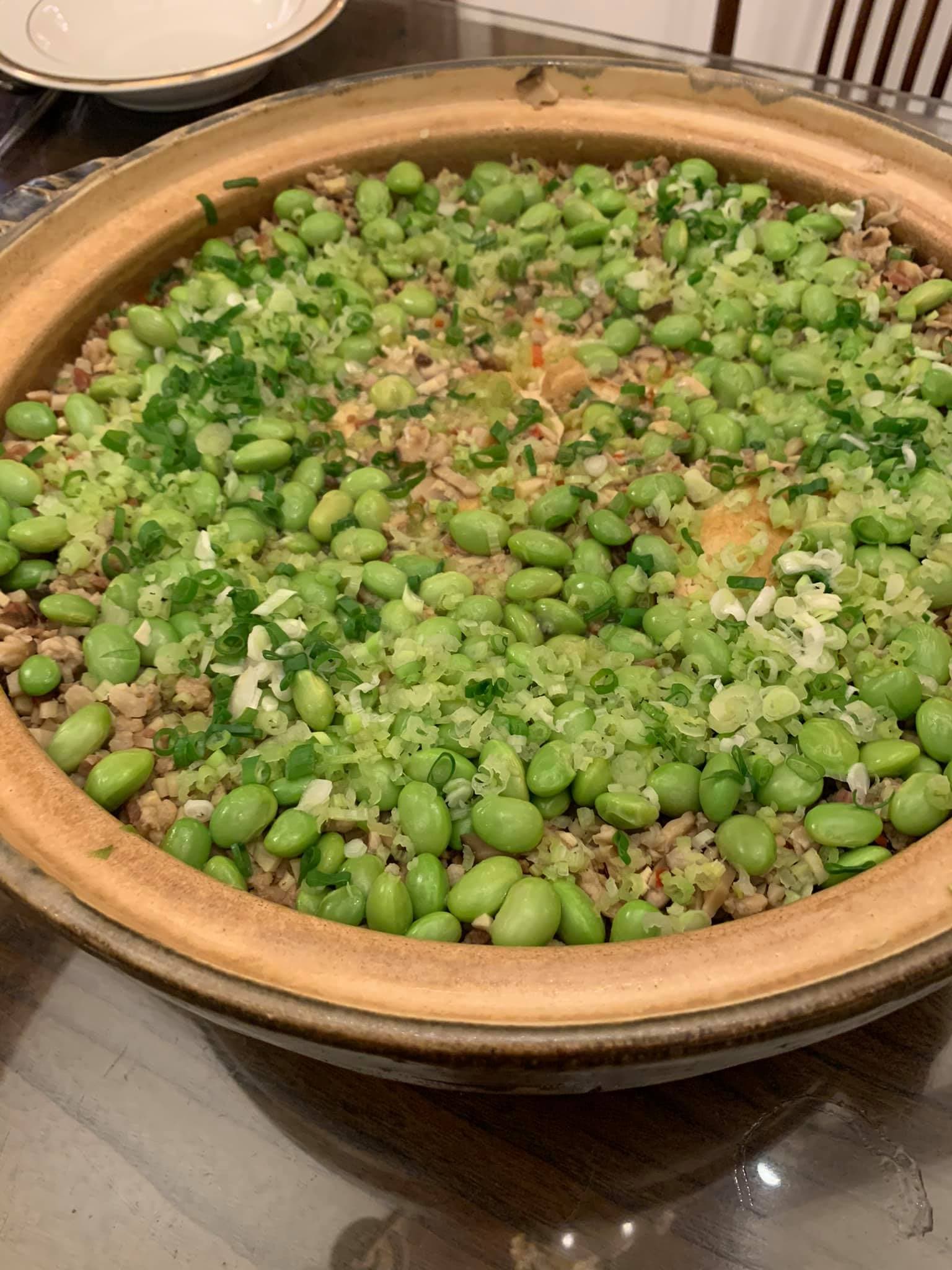 雞湯燴臭豆腐原鍋上桌。
