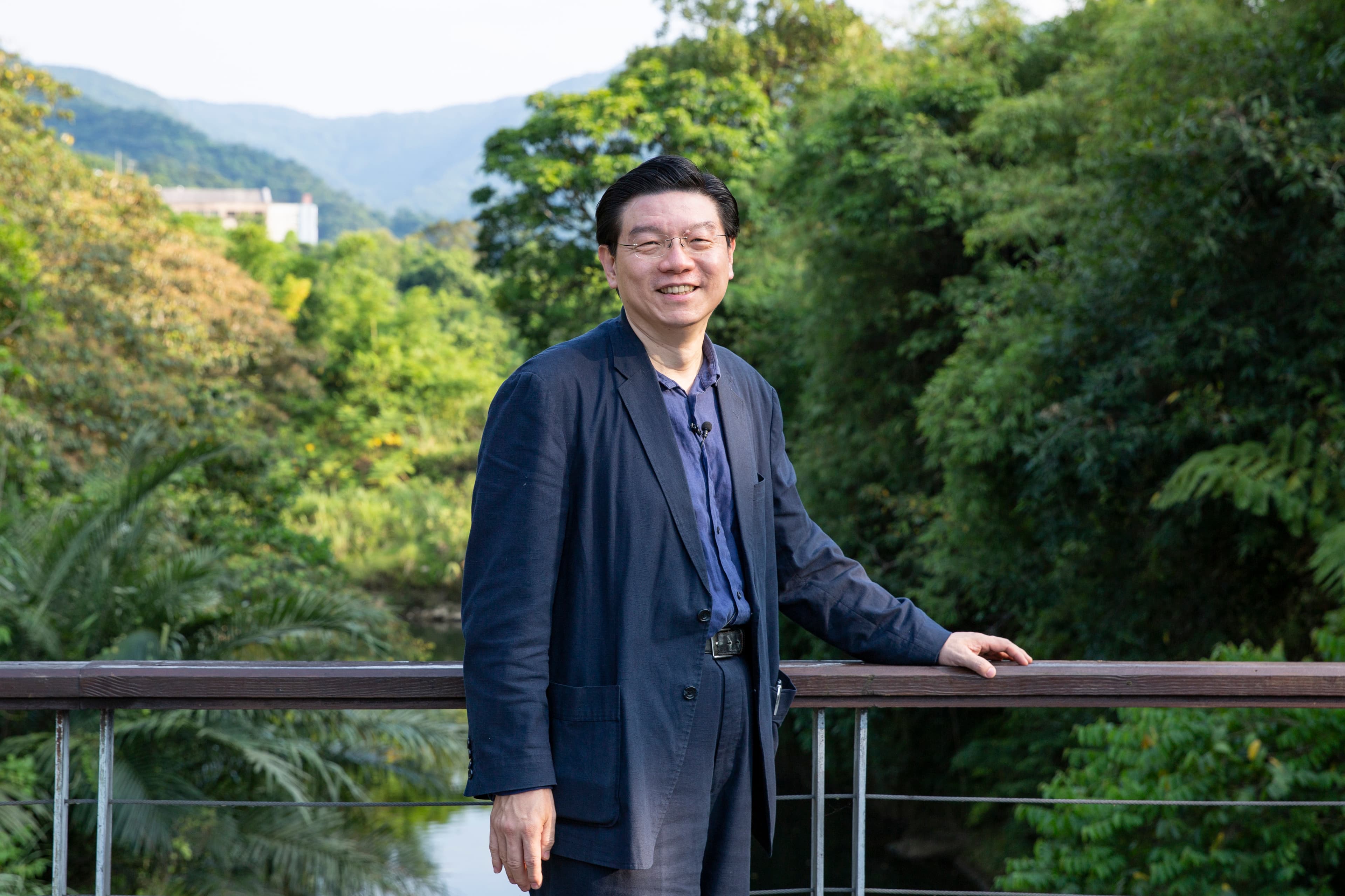 《鏡週刊》社長裴偉每個週末都在家中下廚，菜色遍及中西，現在也公開他的廚房筆記。（攝影：王漢順）