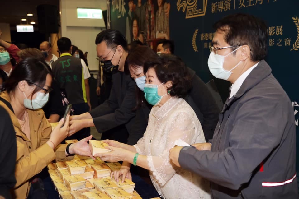 電影《孤味》讓台南蝦捲爆紅,金馬女主角陳淑芳和導演許承傑和市長黃偉哲一起發蝦捲回饋粉絲。(翻攝自孤味 Little Big Women臉書)
