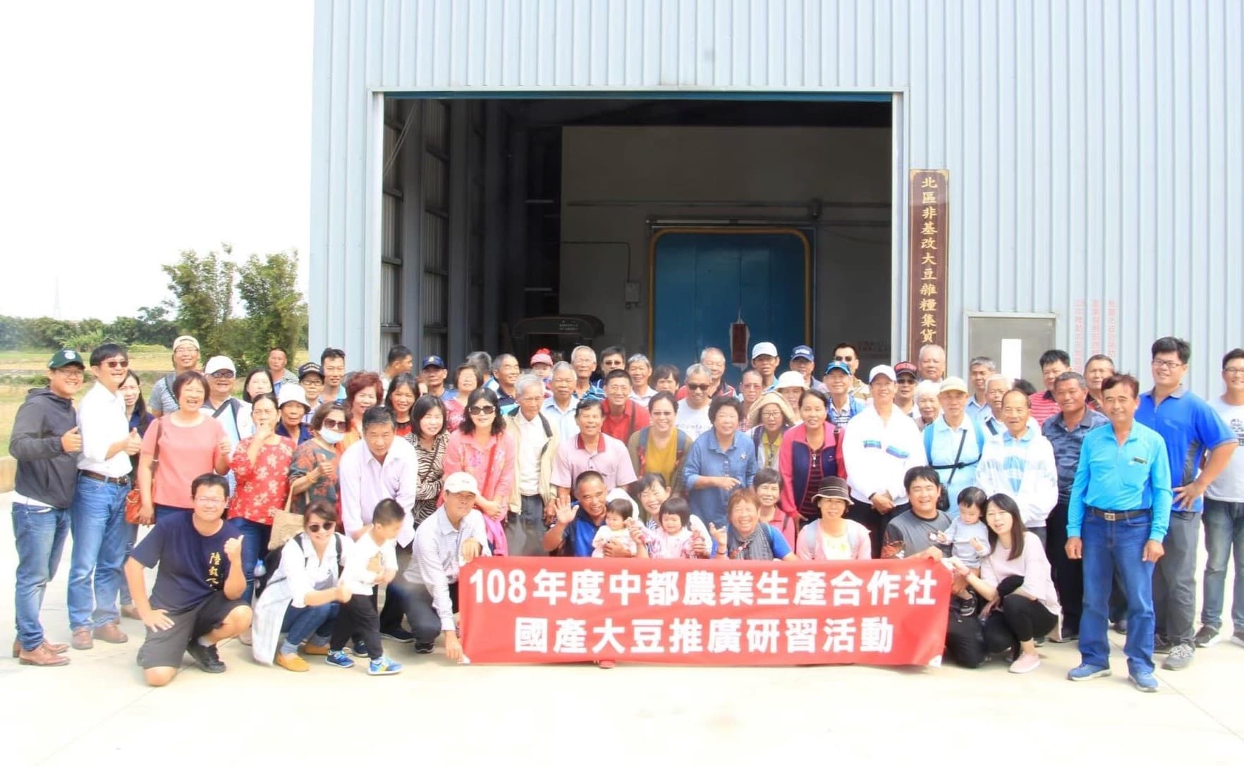 馬聿安串連北中年3百多小農種黃豆，並開班教如何SOP種出產銷履歷作物。（中都農合提供）