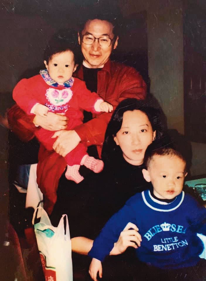 李敖(左2)以一首情詩〈只愛一點點〉街頭搭訕書迷王志慧(右2),婚後生下李戡(右1)、李諶(左1)。(李戡提供)