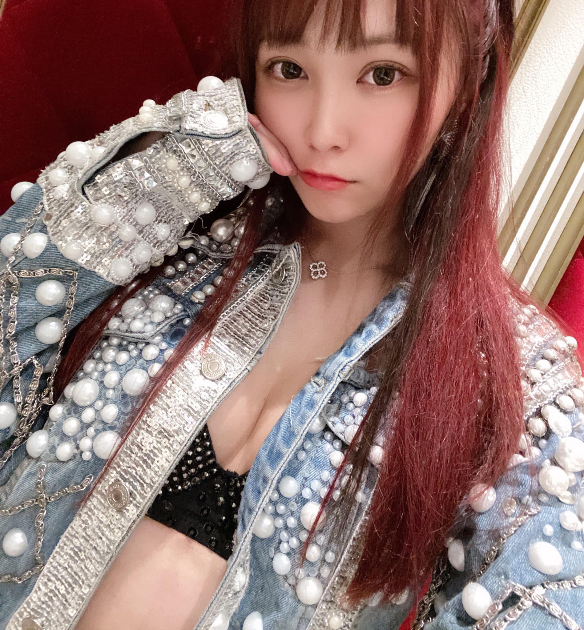 「Tenchim」橋本甜歌因說謊沒隆乳被拆穿重挫形象,但沉寂一個多月後順利復出。(翻攝橋本甜歌Twitter)