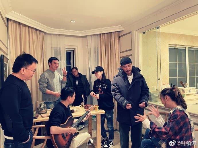 鍾鎮濤邀請朋友到家中玩耍。(翻攝自鍾鎮濤微博)