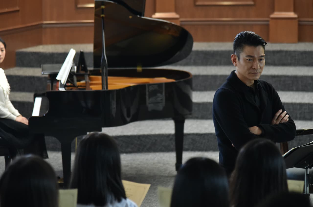 劉德華首度演出指揮家一角,他帶領一群古靈精怪的合唱團員們,透過音樂,讓學生們找到屬於自己的聲音。(双喜提供)