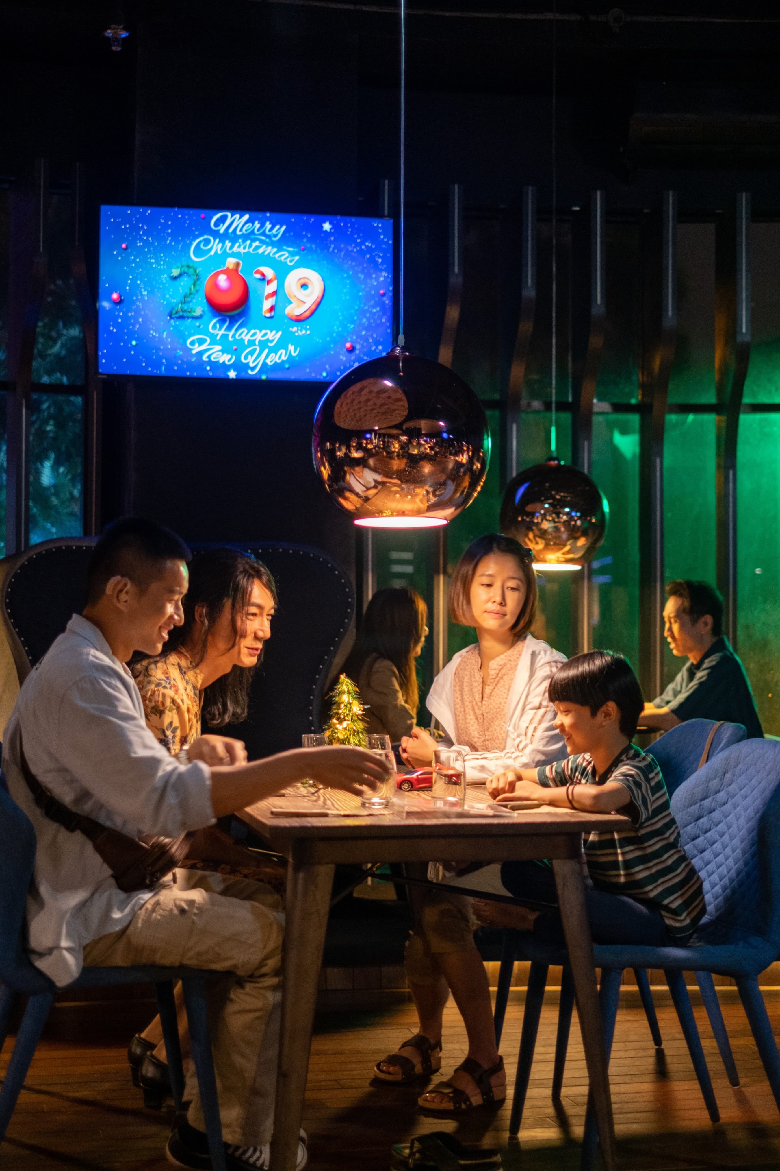 電影其中,李李仁、林心如4人一起逛家具店,想像未來的「家」。(滿滿額提供)