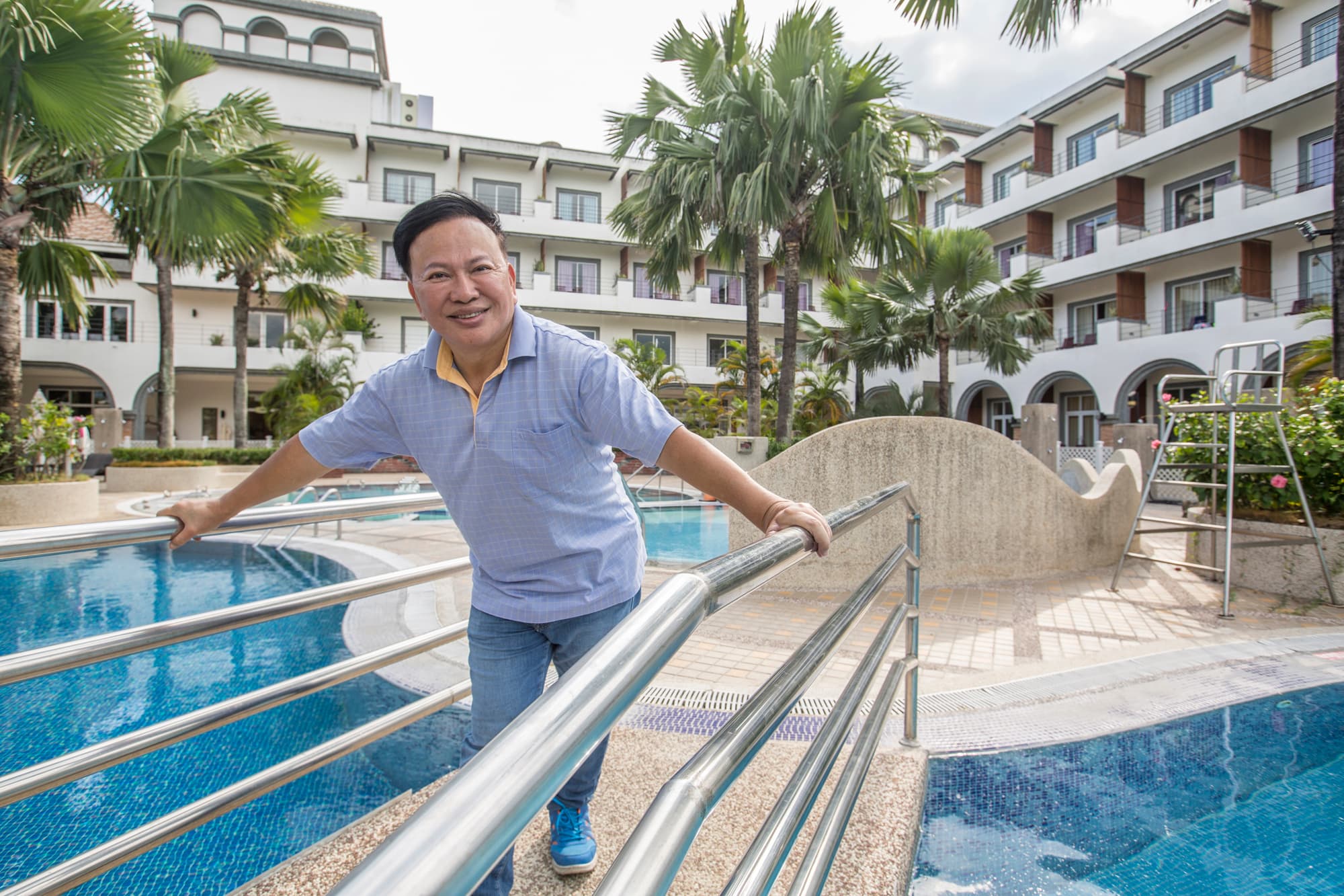 鄭越才從小在劇團長大，當過武打演員、記者等，憑著精準眼光與不怕死的精神，奮鬥成為飯店大亨。