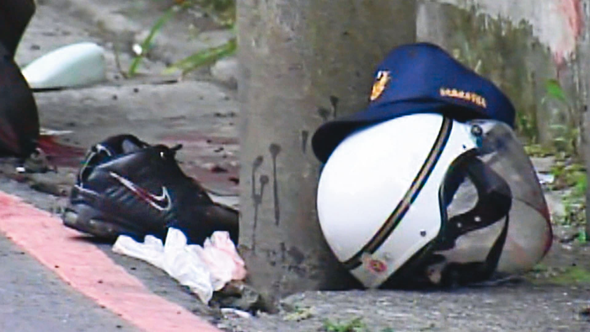2名員警1死1重傷,他們的安全帽、警帽、鞋子則掉落在現場。(東森新聞提供)